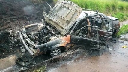 Veículo fica destruído após incêndio na BR-163
