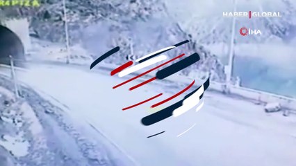 Servis aracı heyelan altında kaldı, içindekiler ölümden kıl payı döndü: Facia anları kamerada