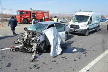 KAMYONETİN ÇARPTIĞI OTOMOBİL, KARŞI ŞERİDE GEÇİP ARAÇLA ÇARPIŞTI: 1 ÖLÜ, 4 YARALI