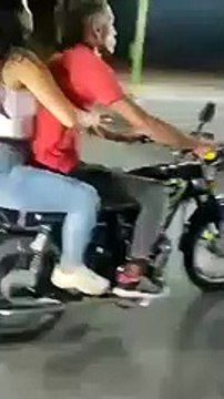Hombre mató a su amiga por hacer piruetas en motocicleta