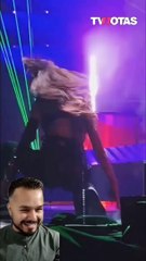 Danna Paola protagoniza beso con una de sus bailarinas