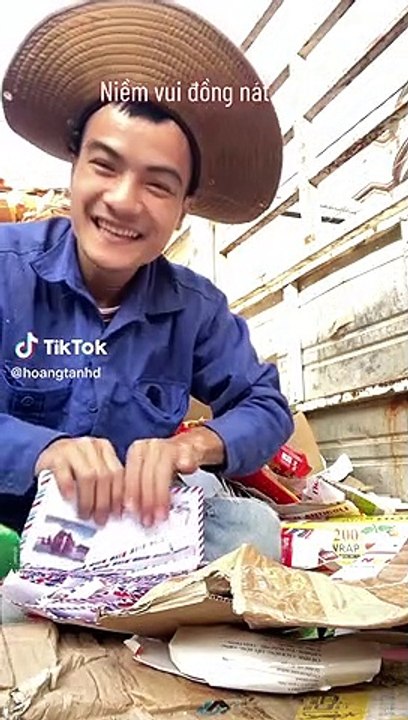 Nhặt được tiền xót trong xấp phong bì, anh đồng nát cười rực rỡ: Niềm vui nhỏ nhoi