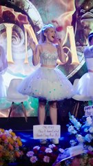 MiiNa lên nốt cao khi hát live