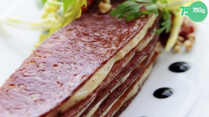 Millefeuilles de diots fumés et mousseline de reblochon à la graine de moutarde, salade de pissenlits aux noix