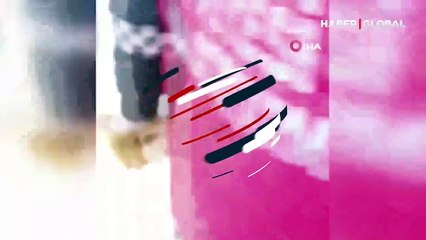 Yaramaz kedi kapının altına sıkıştı