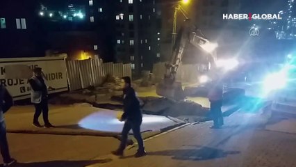 Pendik'te dehşete düşüren görüntü: Yolda çökme meydana geldi, binalar tahliye edildi