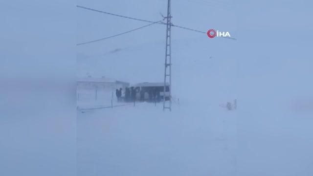 Tipi nedeniyle yolda mahsur kalan öğrenciler kurtarıldı