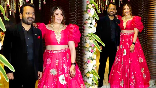 Maanvi Gagroo और Kumar Varun ने पैपराजी को बांटी शादी की मिठाईयां