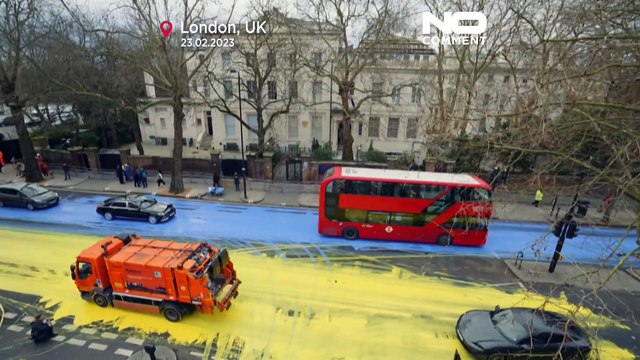 Украинский флаг перед посольством РФ в Лондоне на годовщину вторжения