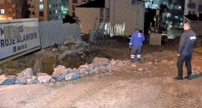 İstanbul’da yol çöktü: İki bina tedbir amaçlı tahliye edildi