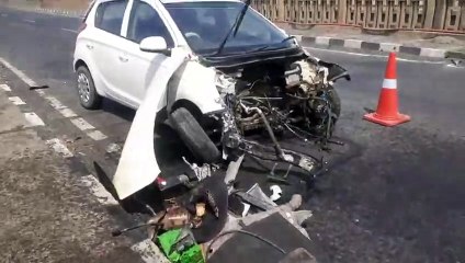 जबलपुर में खतरनाक कार हादसा, पुल का टूटा हिस्सा