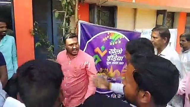 विद्युत मंडल के सुपरवाइजर द्वारा किसानों के साथ मारपीट व अवैध वसूली के विरोध में किसानों ने किया हंगामा