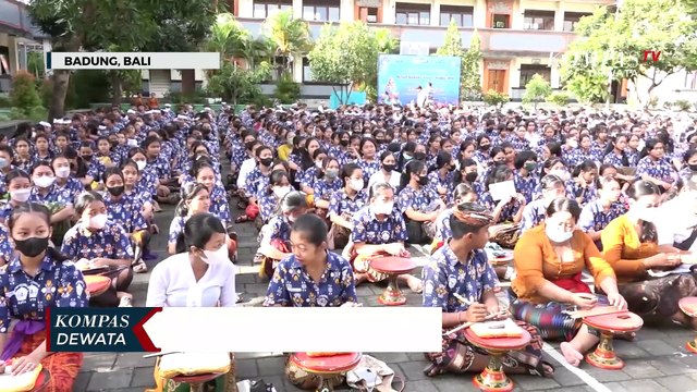 Ribuan Siswa SMPN 2 Kuta Ikuti Nyurat Aksara Bali