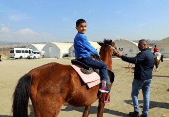 DEPREMZEDE ÇOCUKLAR AT BİNDİ