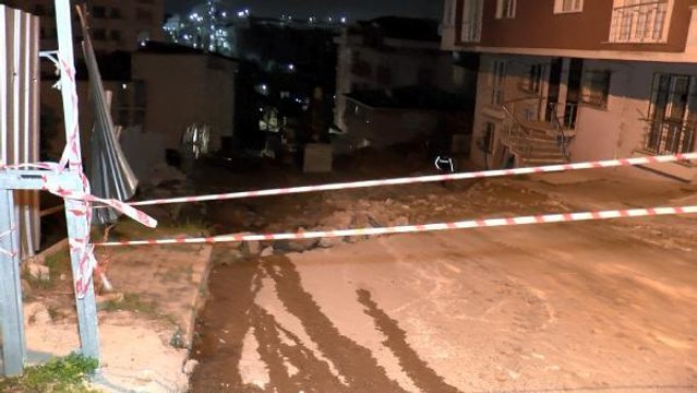 PENDİK'TE YOL ÇÖKTÜ, 2 BİNA TEDBİR AMAÇLI TAHLİYE EDİLDİ