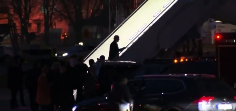 Le President Biden chute en montant les escaliers de Air Force One