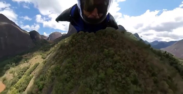 Le parachute de ce skydiver s'ouvre mal... Mais il s'en sort bien