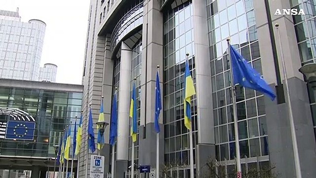 Ucraina, migliaia di orsetti a Bruxelles per ricordare i bambini rapiti dalla Russia