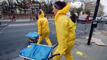 Watch: Political activists use yellow and blue paint on London road