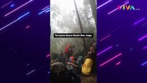 Pendaki Cuek Nyalakan Bom Asap di Puncak Gunung Gede