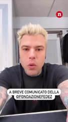 La replica di Fedez sulla beneficenza per la fondazione di De Benedetti: “Scusatemi per la balbuzie”