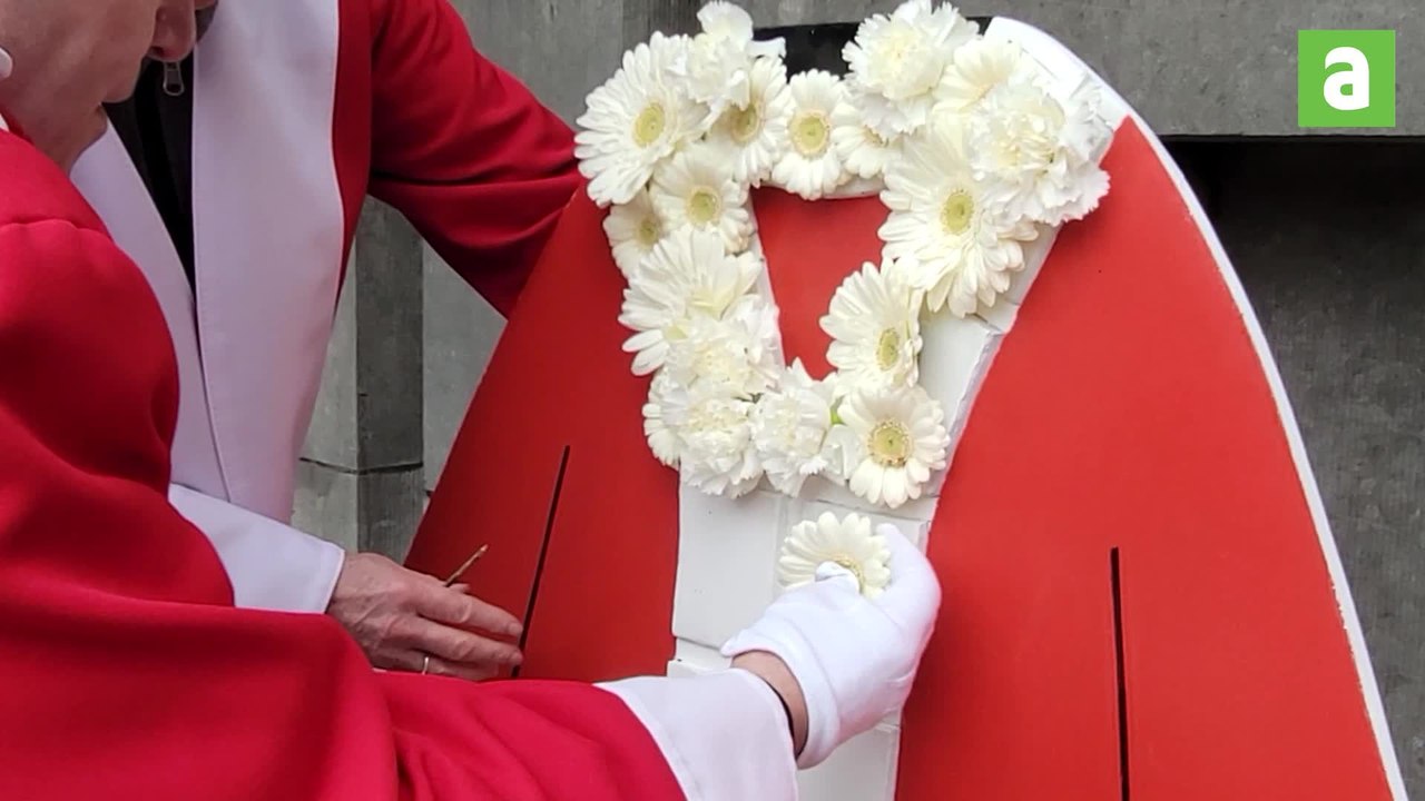 Hommage de la Confrérie des Chevaliers de la Tour (Tournai) à leur fondateur Marc Rimbaut