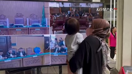 Momen Haru Irfan Widyanto Peluk Keluarga dan Sujud Syukur di Kaki Sang Ibu