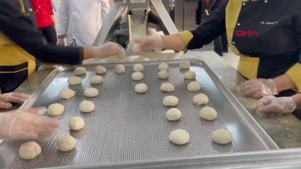 LİSE ÖĞRENCİLERİ DEPREMZEDELER İÇİN EKMEK ÜRETİYOR