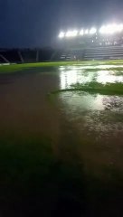 Raio atinge estádio durante tempestade e assusta torcedores