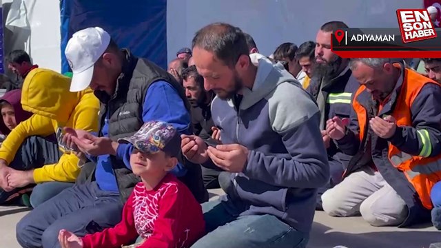 Adıyaman'da çadır kentte cuma namazı kılındı