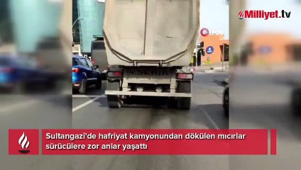 Sultangazi'de hafriyat kamyonundan dökülen mıcırlar sürücülere zor anlar yaşattı