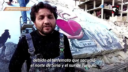 Los sirios pintan sobre los escombros en agradecimiento a la ayuda recibida tras el terremoto