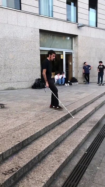 Un homme aveugle s'entraine pour réussir sa figure en skateboard