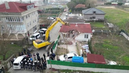 BÜYÜKÇEKMECE TÜRKOBA'DA 32 KAÇAK YAPI YIKILDI