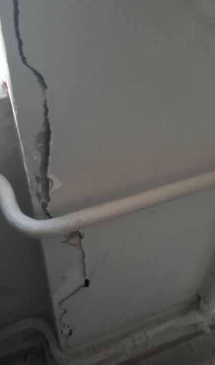 GAZİOSMANPAŞA'DA DUVARLARINDA ÇATLAKLAR BULUNAN OKUL ÖNÜNDE EYLEM