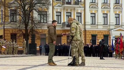 Zelenski rinde homenaje a los "héroes" de Ucrania con un simbólico acto en Kiev
