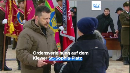 Ein Jahr nach Kriegsbeginn: Selenskyj verleiht Orden und gedenkt der Toten