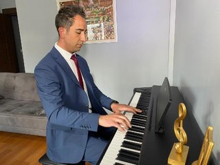 Hasarlı okulda piyano çalan öğretmen: Acımızı notalarla gösterdik