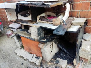 KEDİ KULÜBELERİNİ ATEŞE VERDİ