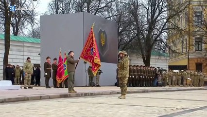 Zelenski rinde homenaje a los "héroes" y soldados de Ucrania con un simbólico acto en Kiev
