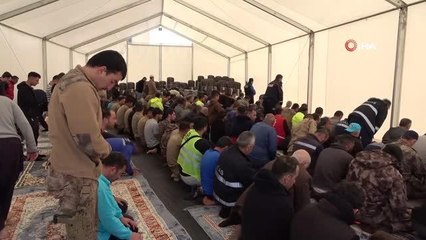 Çadırkentlerde cuma namazı: Ezanı zabıta görevlisi okudu