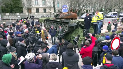 Rusya’nın Berlin Büyükelçiliğinin önüne savaşta tahrip edilen Rus tankı koydular