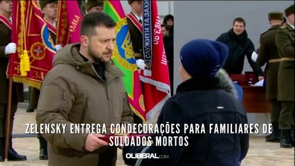 Zelensky entrega condecorações para familiares de soldados mortos