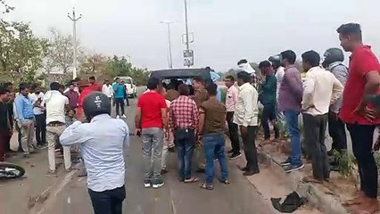 शादी समारोह में जा रहे बाइक सवार युवकों को डंपर ने कुचला