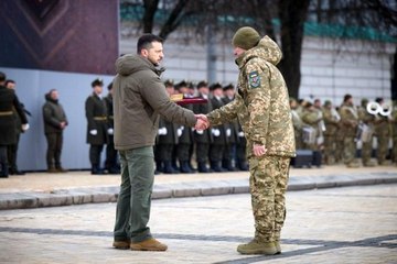 Zelenskiy'den savaşın yıl dönümünde askerlere devlet nişanı