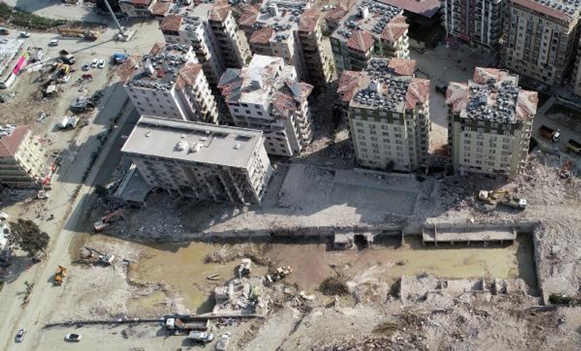 YÜZLERCE KİŞİNİN CAN VERDİĞİ RÖNESANS REZİDANS'IN ENKAZI KALDIRILDI