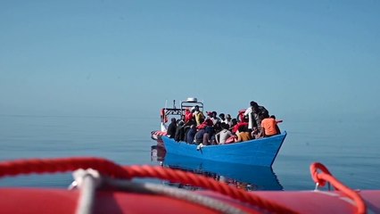 Télécharger la video: Migranti, ancora sbarchi a Lampedusa. Multata la Geo Barents