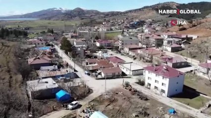 Deprem evi yıkmadı ama 30 santim kaldırıp, 2 metre ileriye taşıdı... "Ev resmen yürüdü"