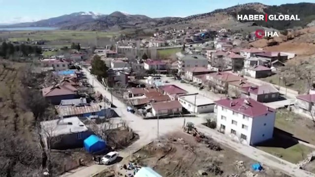 Deprem evi yıkmadı ama 30 santim kaldırıp, 2 metre ileriye taşıdı... Ev resmen yürüdü