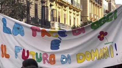 Marcia per la pace, a Palermo lungo corteo con migliaia di giovani
